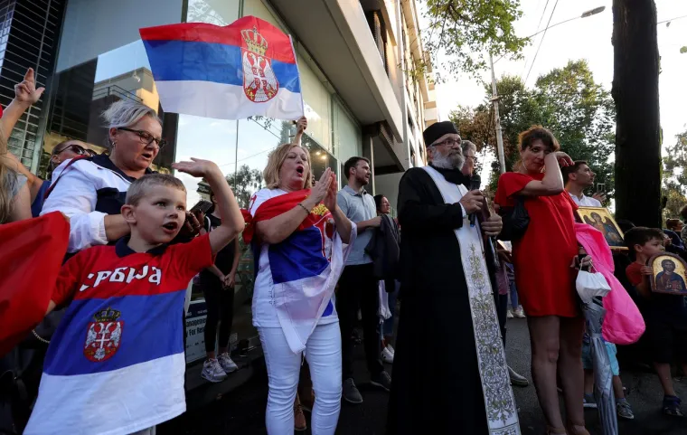 Srbi poludjeli zbog transparenta 'Đokoviću odje*i'. Policija ih razdvajala od prosvjednika ispred imigracijskog pritvora u kojem je Novak