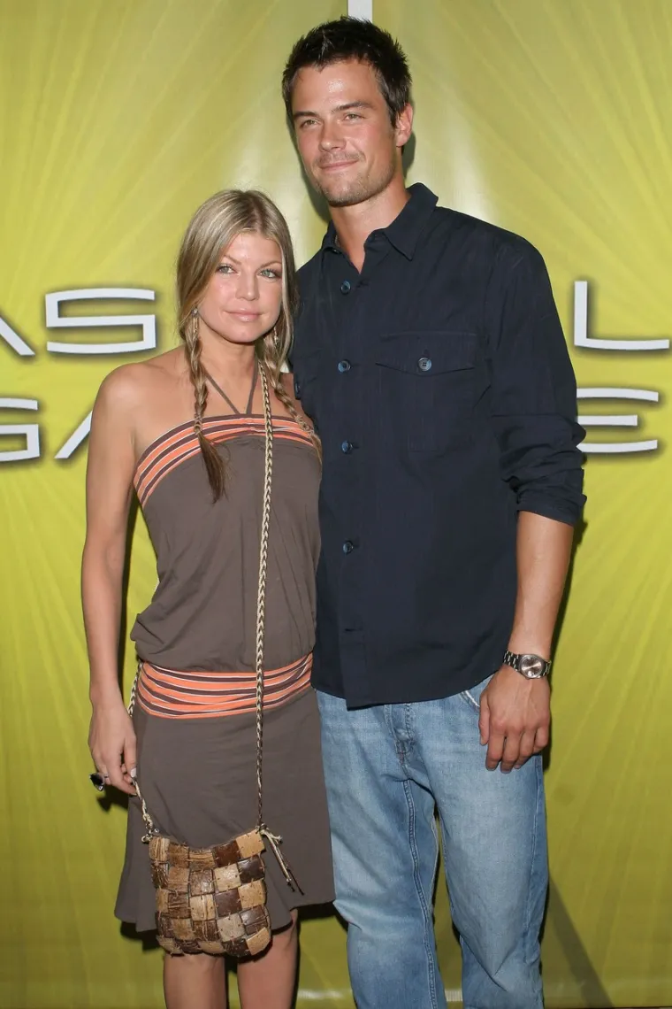 Josh Duhamel bio je zaljubljen u svoju sada već bivšu ženu Fergie prije nego što su se uopće upoznali. Zamolio je producenta da pozove Fergie s njezinim bendom The Black Eyed Peas da budu gosti na njegovoj predstavi u Las Vegasu. Par se vjenčao 2009. godine, a 2013. dobili su sina Axla. Nažalost, Duhamel i Fergie su se razdvojili 4 godine kasnije.