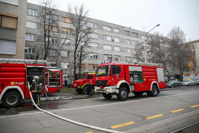 Vatrogasci su u 7:22 primili dojavu o požaru dvorišnog objekta u Maksimirskoj 68. 
