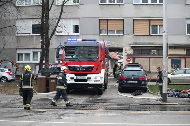 Stanari okolnih zgrada primijetili su dim i čuli eksplozije iz objekta koji služi kao skladište obližnje poljoapoteke.