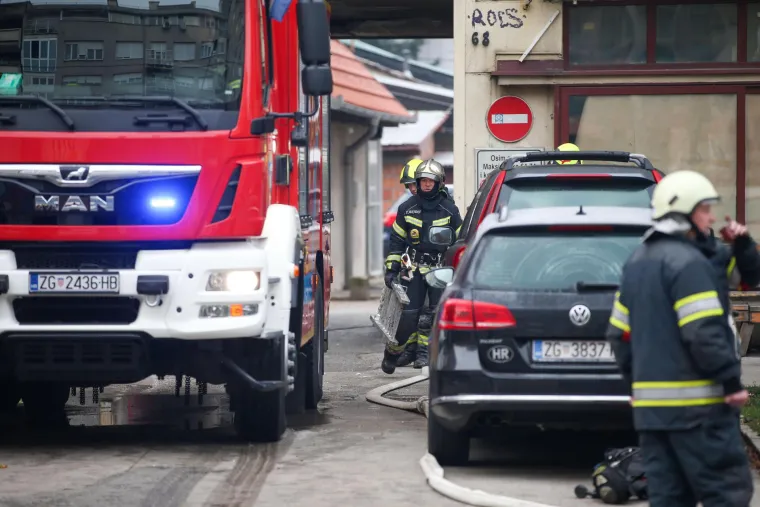 Vatrogasci su iz susjednog objekta spasili jednu osobu, koja je prošla bez ozljeda. 
