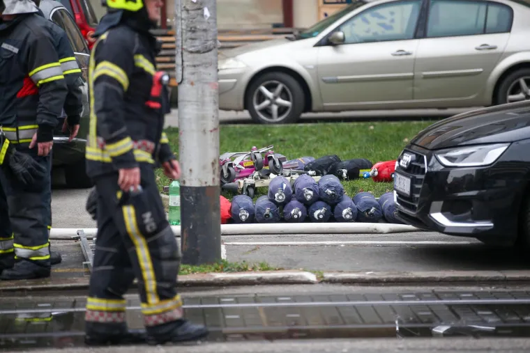 Požar je vrlo brzo ugašen, no vatrogasci su ostali na terenu kako bi dogasili zgarište, odnosno prizemnicu površine 240 kvadratnih metara.