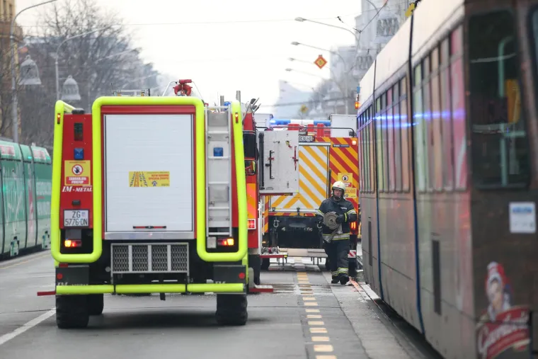 Policija i inspektori zaštite od požara trebat će objasniti i što je uzrokovalo navodne eksplozije u skladištu. 