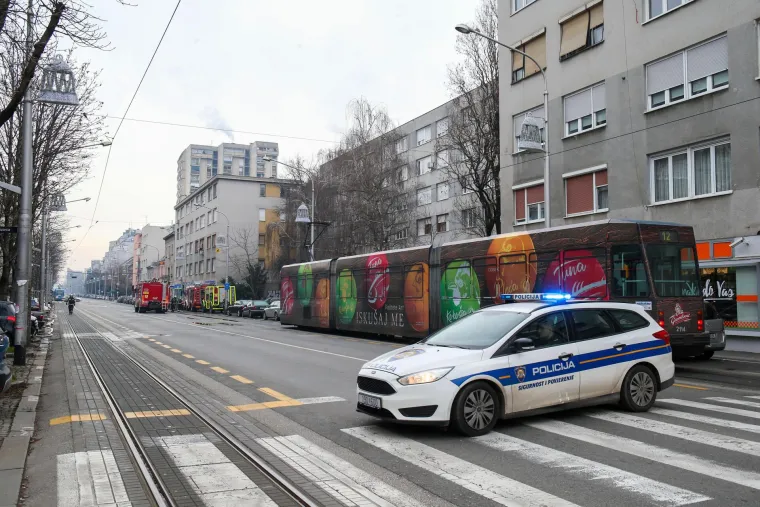 Zbog toga nisu prometovali niti tramvaji u oba smjera. 