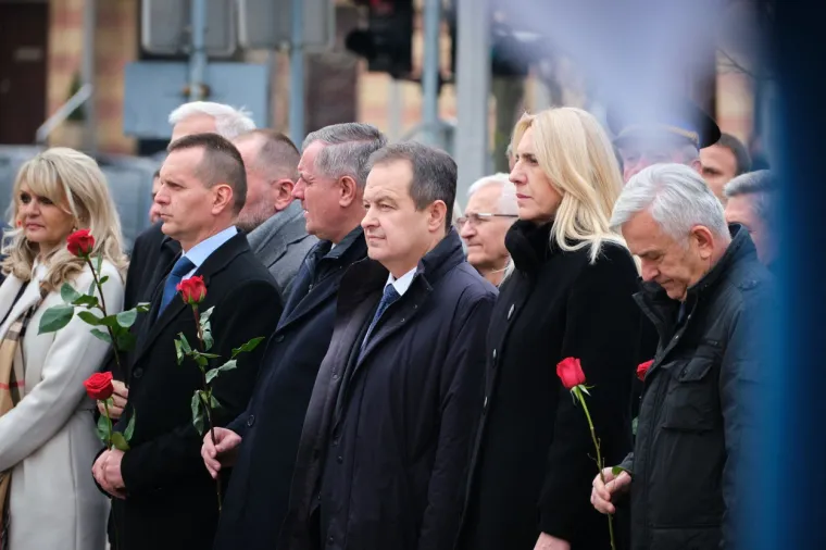 U Dodikovu su se društvu našli predsjednica RS Željka Cvijanović, predsjednik Skupštine Srbije Ivica Dačić, ministar unutarnjih poslova Srbije Aleksandar Vulin te ratni zločinac Vinko Pandurević. 