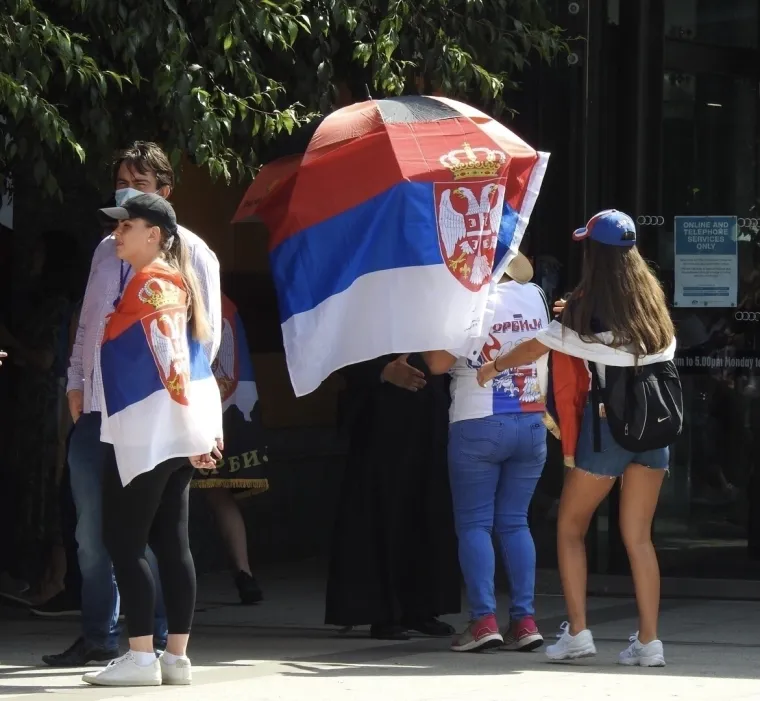 Plesalo se kolo, vijorile su se srpska i još neke zastave: Ovako je izgledao prosvjed ispred australskog suda