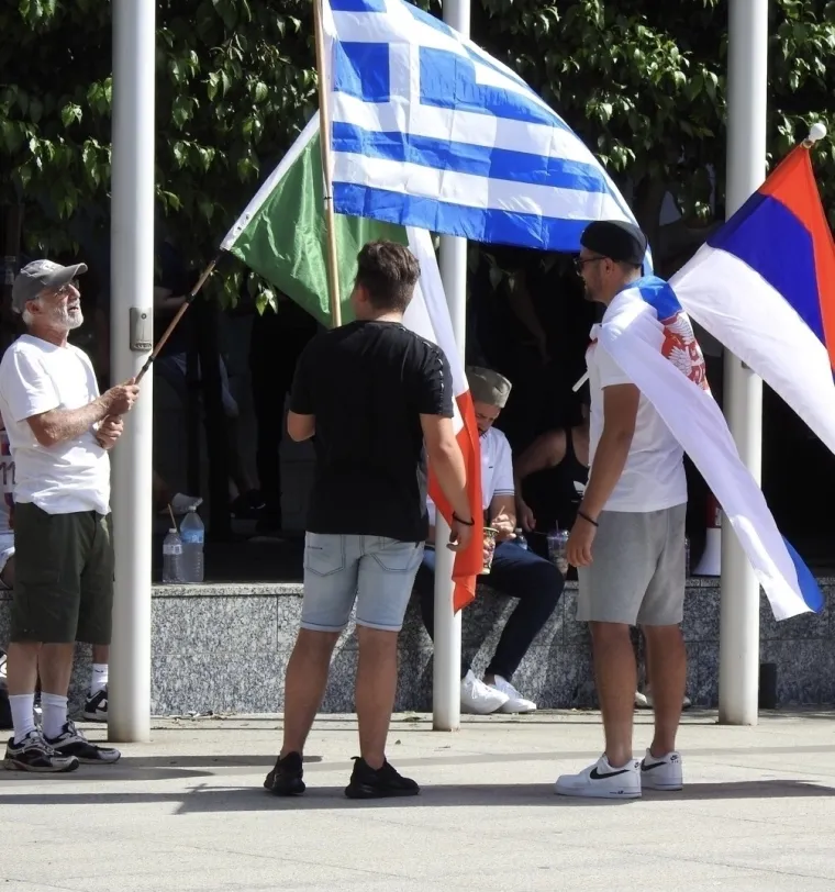 Plesalo se kolo, vijorile su se srpska i još neke zastave: Ovako je izgledao prosvjed ispred australskog suda