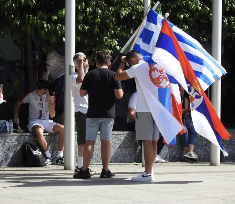 Plesalo se kolo, vijorile su se srpska i još neke zastave: Ovako je izgledao prosvjed ispred australskog suda