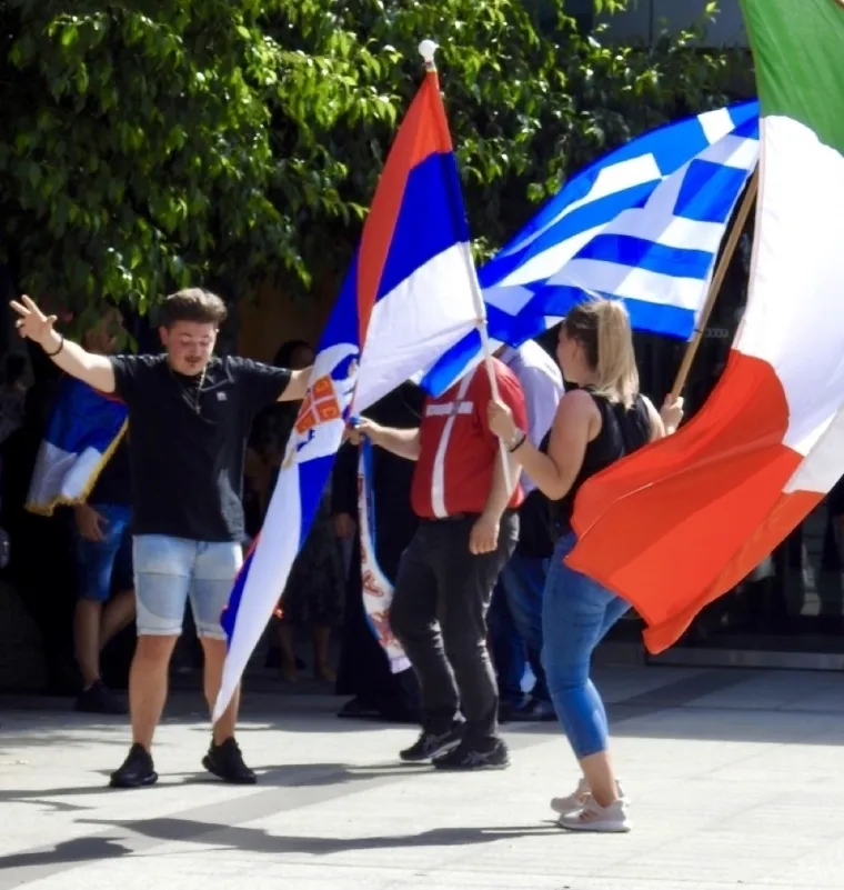 Plesalo se kolo, vijorile su se srpska i još neke zastave: Ovako je izgledao prosvjed ispred australskog suda
