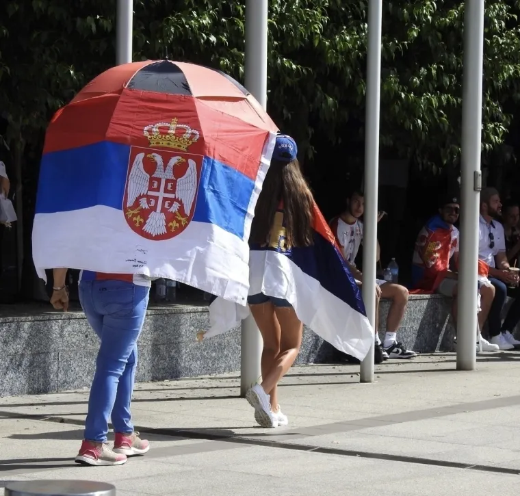 Plesalo se kolo, vijorile su se srpska i još neke zastave: Ovako je izgledao prosvjed ispred australskog suda