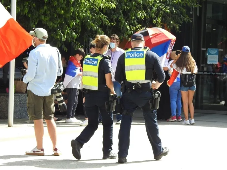 Plesalo se kolo, vijorile su se srpska i još neke zastave: Ovako je izgledao prosvjed ispred australskog suda