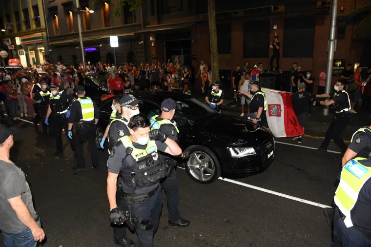 Svakakva srpska obilježja i neka druga na ulicama Melbournea: Policija morala smirivati razjarenu masu