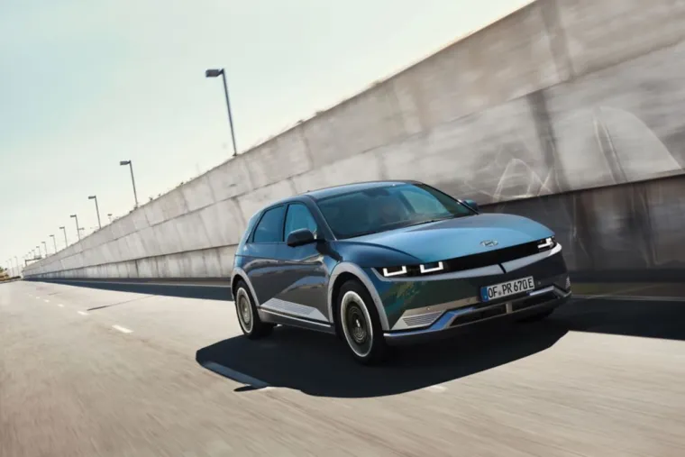 Hyundai IONIQ - Iako je predstavljen jo&scaron; ove godine, njegov pravi dolazak na na&scaron;e trži&scaron;te očekuje se početkom 2022. IONIQ je jedan od najzanimljivijih i najinovativnijih električnih automobila koji nudi ne&scaron;to novo.