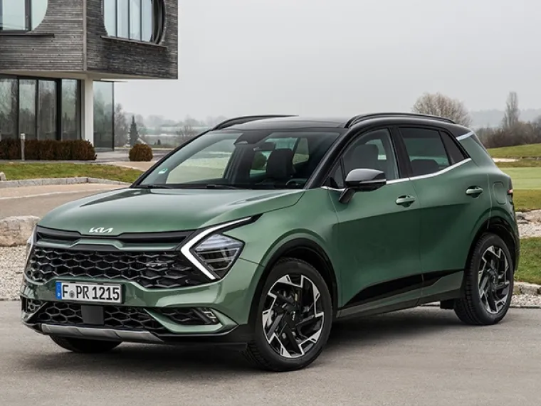 KIA Sportage nam je svima poznata, a nova godina nam donosi i novi model s novim hibridnim motorima. Riječ je o korejskom automobilu koji je po mjeri europljanja, tako da ne sumnjamo u njegov uspjeh. Dodajmo i kako bi se uskoro na hrvatskom trži&scaron;tu trebao pojaviti i potpuno električni EV6, prvi "strujić&ldquo; ovog proizvođača.