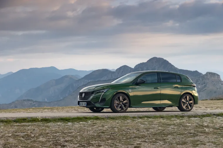 Peugeot 308 - A za ozbiljnu konkurenciju Astri pobrinuo se Peugeot s potpuno novim modelom 308. Novi 308 je mnoge očarao već na startu s naprednim dizajnom koji rijetko koga ostavlja bez teksta. Ako bude upola dobar kako izgleda bit će pun pogodak. Naravno, uz standardne motore dolaze i oni hibridni. 