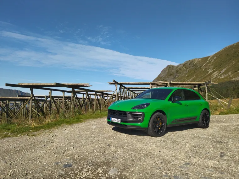 Porsche Macan - Nijemci rijetko kada izbacuju nove modele na trži&scaron;te, ali kada ga izbace on je onda hit sljedećih nekoliko godina. Tako su i za 2022. pripremili tek pobolj&scaron;ani Macan. Za&scaron;to smo ga onda uvrstili na ovaj popis? Zato jer je riječ o posljednjem Macanu koji nudi čiste benzinske motore, bez dizela, hibrida ili struje. Za ljubitelje klasike stižu novi modeli 911 GT3 RS i 911 GTS.