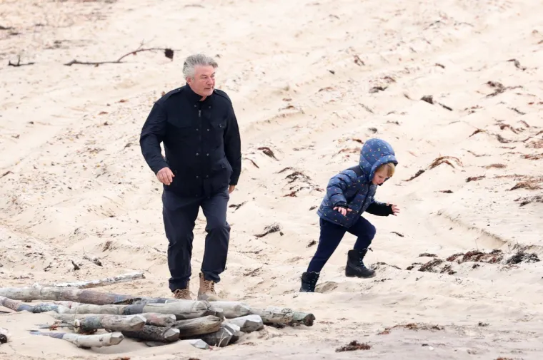 2012. godine 54-godišnji Alec Baldwin oženio se po drugi put. U 9 godina braka, glumac i učiteljica joge Hilaria dobili su šestero djece. Najmlađe dijete rođeno je ove godine kada je Baldwin napunio 63 godine.