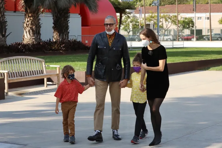 2017. godine ritmička gimnastičarka Emilie Livingston i 64-godišnji Jeff Goldblum dobili su sina Rivera.