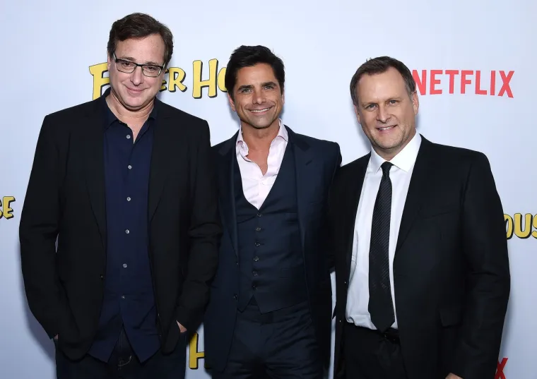 Bob Seget priznao je kako su on, Dave Coulier i John Stamos znali kratiti vrijeme između snimanja scena zabavljajući se s dušikovim oksidom.&apos;Zgrabio sam Davea i Johna i otišli smo u backstage u sobu za rekvizite i zaključali vrata....Otvorio sam frižider i eto ga! Šest limenki šlaga. &apos;Napušili&apos; smo se plina iz limenki koje su bile predviđene za snimanje scene Michellinog rođendana.