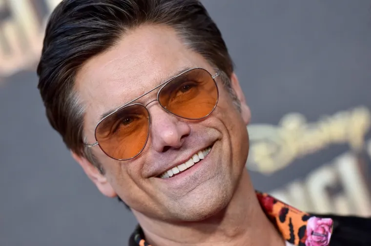 Iako nam se svima srce slamalo na scene omiljenog ujaka Jesseja i Michelle, u stvarnosti se nisu baš previše voljeli. Naime, John Stamos nije imao puno razumijevanja za sestre koje su imale tek devet mjeseci. Učestalo plakanje i promjene rasporeda natjerale su Stamosa da napravi pritisak na produkciju da se pronađu zamjene za sestre Olsen, no nije uspio u toj nakani. 