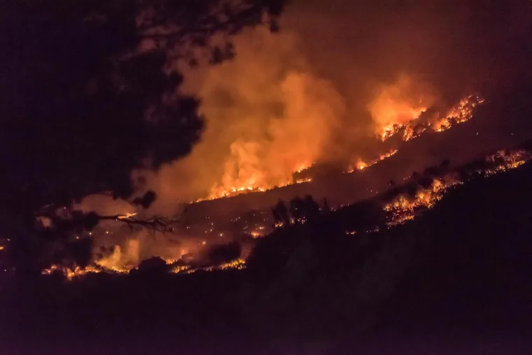 Velik požar planuo je u Lokvi Rogoznici, &scaron;iri se no&scaron;en jakom burom!