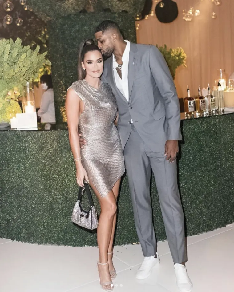 Varao ju je i dok je bila trudna s True, a često je viđan u društvu raznih žena na intimnim druženjima. Khloe je Tristanu često opraštala te izlete, no ovaj je put ipak tvrdokorna u nepopuštanju. Ostaje vidjeti hoće li ovaj put ostati nepokolebljiva.