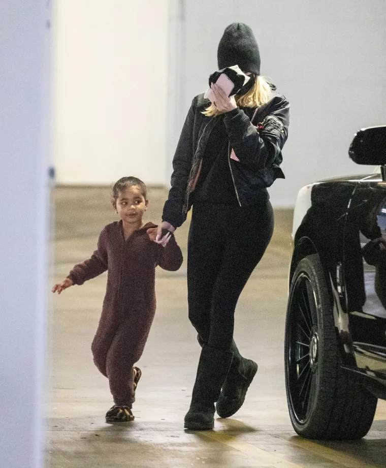 Khloe Kardashian uhvaćena prvi put nakon što je serijski preljubnik priznao dijete s fitness modelom