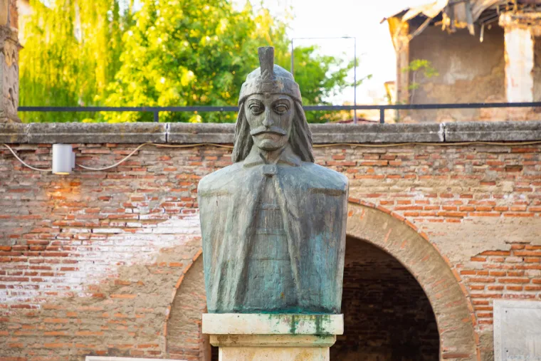 2. Ubojstvo njegovog oca gurnulo ga je preko ruba: Kad se tek oslobođeni mladi princ vratio u Vlašku 1448., to nije bio baš onaj povratak kući kakav je očekivao. I njegovog oca i starijeg brata – i prijestolonasljednika – ubili su vlaški plemići. Vlad je bio sljedeći na redu za prijestolje, ali se morao boriti da ga zadrži. Nakon što je svrgnut i prisiljen na progonstvo, ponovno je zadobio prijestolje 1456. S njegovom novom vladavinom došao je novi oblik bjesomučne krvoločnosti: većina njegovih zvjerstava potječe iz tog razdoblja.