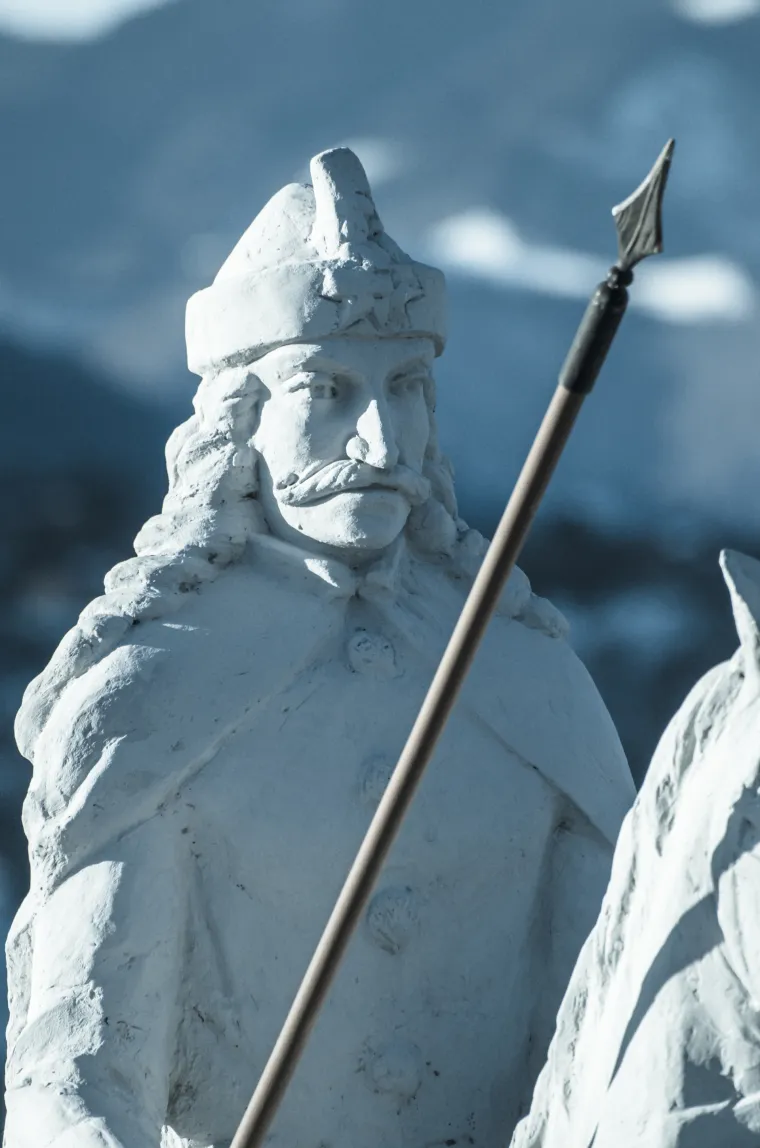 3. Jednom je na kolac nabio 20.000 ljudi u jednom danu: Možda je vrhunac Vladine sklonosti nabijanju na kolac došao 1462. Nakon što je pobjegao od Osmanlija, Vlad je iza sebe ostavio takozvanu &quot;šumu nabodenih&quot;. Prema izvještajima, najmanje 20.000 ratnih zarobljenika bilo je nabijeno na kolac. Ostaje diskutabilno je li 20.000 ljudi stvarno nabijeno na kolac ili ne; ali Vlad je unatoč tome stekao jezivu reputaciju zbog upotrebe jezivih ratnih taktika.