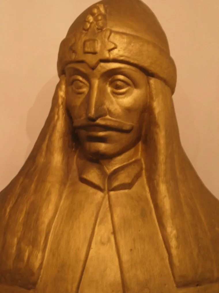 6. Njegov napad na osmanski logor bio je toliko zbunjujuć da su se njegovi neprijatelji međusobno ubijali: Vlad je koristio gerilsku taktiku kako bi spriječio divovsku osmansku vojsku. Jedne noći 1462. Vlad je poveo svoju vojsku u brzi, iznenadni napad na osmanski logor, u nadi da će ubiti sultana. Vladovi ljudi su se trebali ušuljati u logor, pa su se obukli u osmansku odjeću. Iako je napad završio povlačenjem za Vlada, to je izazvalo dovoljan kaos da su Osmanlije počeli ubijati jedni druge, ne znajući tko je pravi neprijatelj.