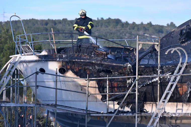 Unutar broda ima još malo vatre, koju gasitelji još gase, ali najvažnije je da se požar nije proširio na druga plovila i vezove. Unutrašnjost broda gotovo je uništena, a uzroci požara još nisu poznati, dodao je Rudić.

