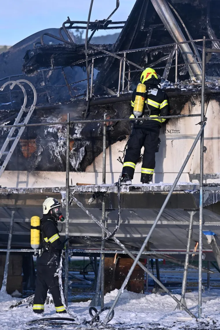 Izgorjela jahta dugačka 20 metara: Vatrogasci su obuzdali plamen, ali gotovo ništa od plovila nije ostalo...