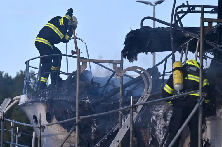 Izgorjela jahta dugačka 20 metara: Vatrogasci su obuzdali plamen, ali gotovo ništa od plovila nije ostalo...