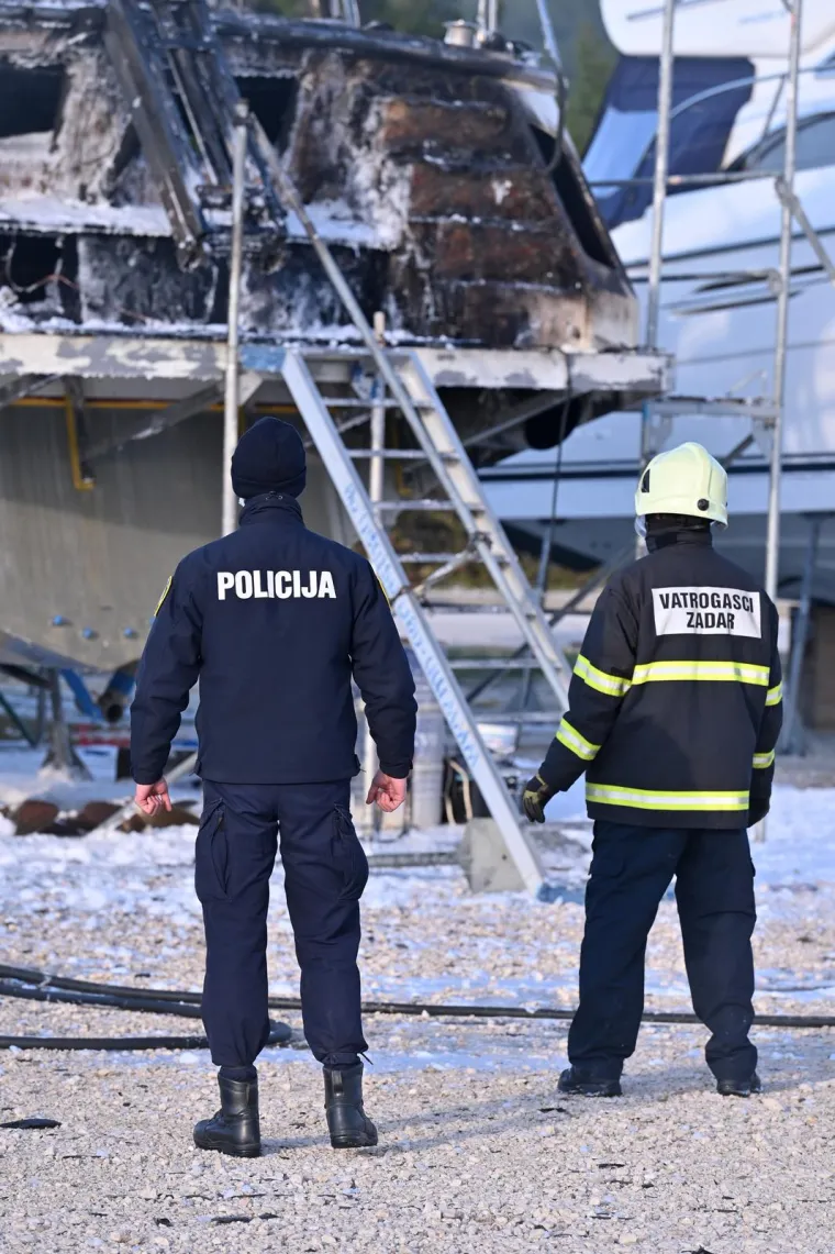 Izgorjela jahta dugačka 20 metara: Vatrogasci su obuzdali plamen, ali gotovo ništa od plovila nije ostalo...