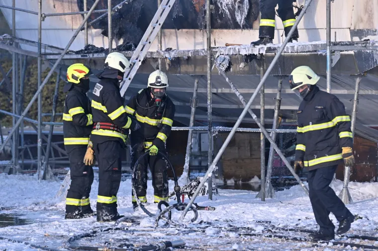 Izgorjela jahta dugačka 20 metara: Vatrogasci su obuzdali plamen, ali gotovo ništa od plovila nije ostalo...
