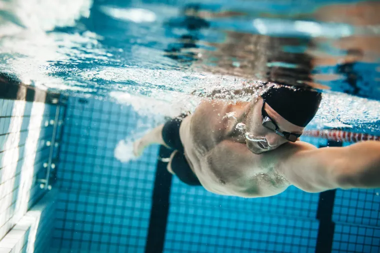 Čak i sportske aktivnosti mogu utjecati na zdravlje naših zubi. Naime. plivači znaju da u bazenu nije zdravo držati usta otvorenima, kako ne bismo popili vodu punu klora i kemijskih dodataka za čišćenje, no nikad to ne možemo u potpunosti izbjeći. Zato je i nakon bazena potrebno lagano iščetkati zube. 
