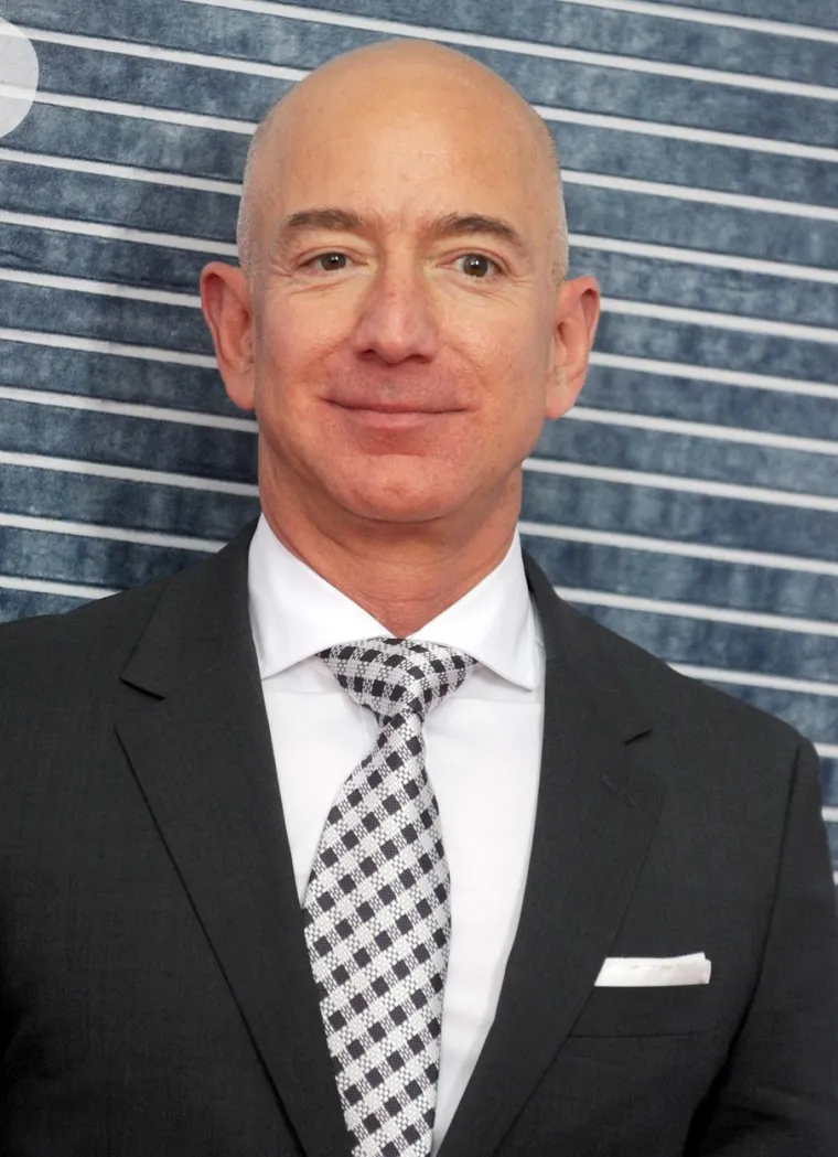 Jeff Bezos pokrenuo je Amazon.com kao internetsku knjižaru još 1994. godine. Pokrenuo ju je iz svoje garaže, gdje je zajedno s nekoliko zaposlenika započeo razvijati softver. Godinu dana nakon, garaža je postala dvosobna kuća. Testnu Amazon stranicu pokrenuli su iste godine i doživjela je nevjerojatan uspjeh. U samo 30 dana od pokretanja, Amazon je isporučio knjige u 45 zemalja diljem SAD-a. 
