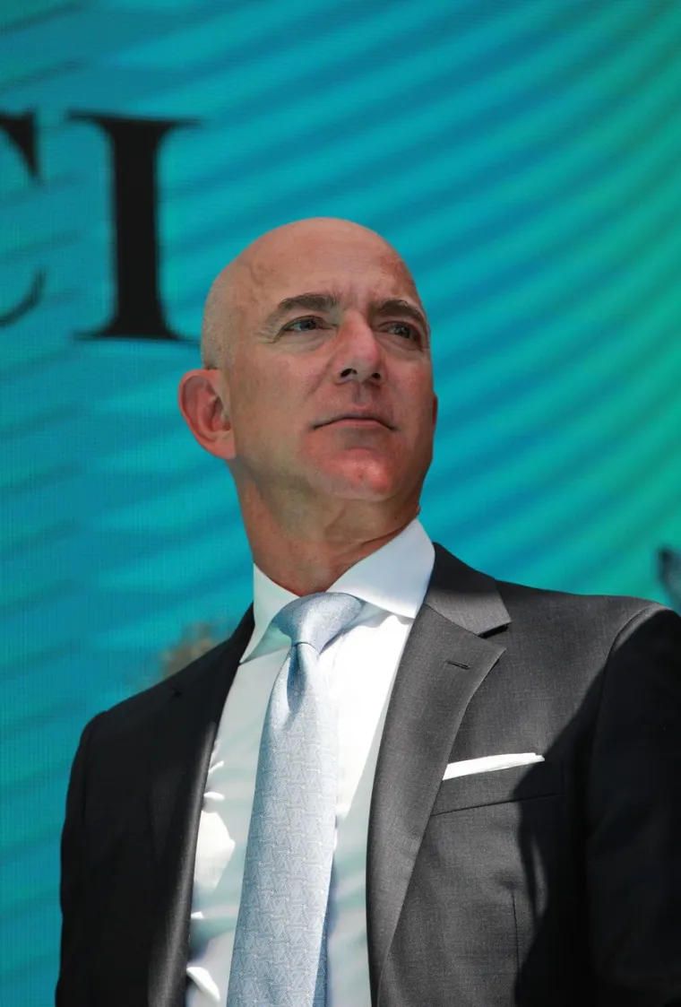 U svojim počecima, Amazon nije raspolagao velikim resursima pa je tako Bezos, osim direktora postao i dostavljač. Ponudu je uskoro proširio na elektroniku, igračke, pa čak i odjeću, a sve je rezultiralo velikim uspjehom.