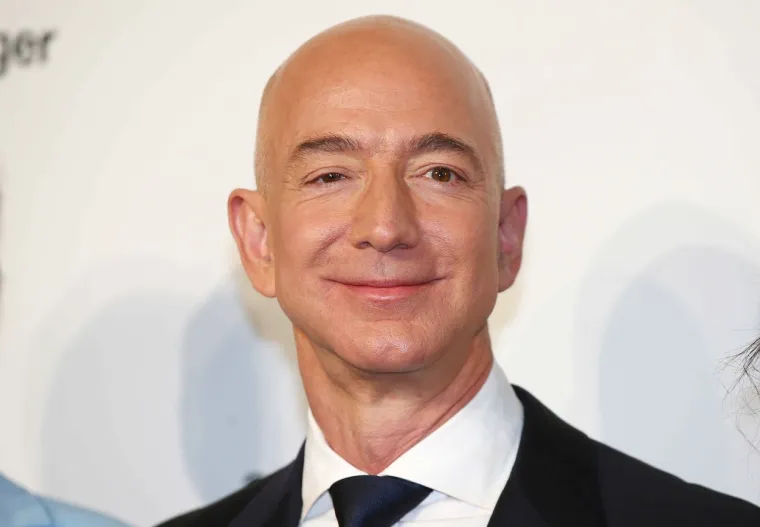 Godine 2005. godine pokrenuo je Amazon Prime, program vjernosti koji je bio prvi te vrste. Godinama nakon toga realizirali su i vlastitu dostavu - Amazon Logistics ili AMZL.
