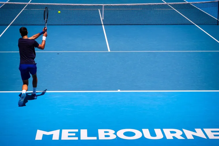 Pogledajte &scaron;to Đoković radi dok se cijeli svijet pita hoće li zavr&scaron;iti iza re&scaron;etaka