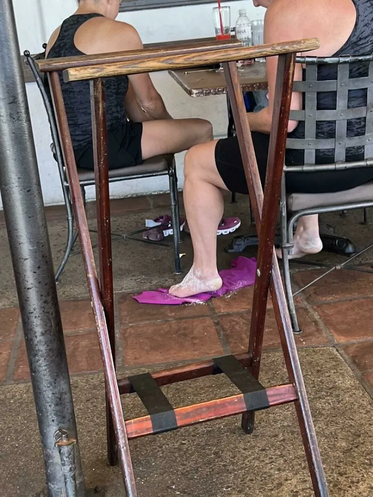 Zašto ne nanijeti puder za noge usred restorana?