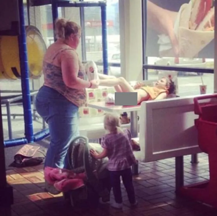 Ovakvog je gosta i dvije sekunde dosta: Zgrozit ćete se kada vidite &scaron;to si sve pojedini ljudi dopu&scaron;taju u restoranima