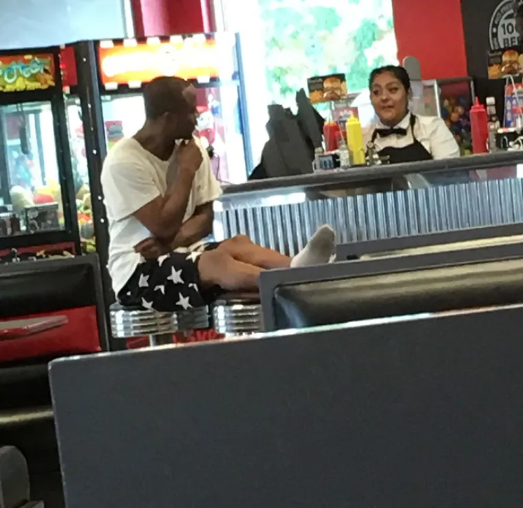 Ovakvog je gosta i dvije sekunde dosta: Zgrozit ćete se kada vidite &scaron;to si sve pojedini ljudi dopu&scaron;taju u restoranima