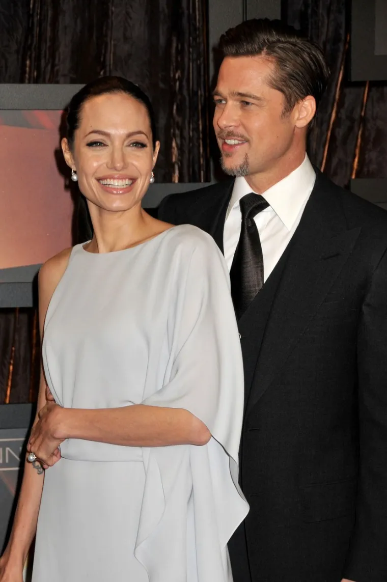 Angelina Jolie i Brad Pitt - S kime bismo drugim mogli usporediti ovu situaciju, nego s Brangelinom? Jedan od najslavnijih parova u cijeloj filmskoj povijesti upoznao se još 2004. za vrijeme snimanja filma &quot;Gospodin i gospođa Smith&quot; dok je Brad još uvijek bio u braku s Jennifer Aniston. Iako nikad službeno nisu priznali preljub, priznali su da je susret bio sudbonosan, zbog čega je Jennifer podnijela zahtjev za razvod braka u ožujku 2005. godine. Samo četiri mjeseca kasnije, sve medijske stupce punile su fotografije do ušiju zaljubljenih Angeline i Brada.
