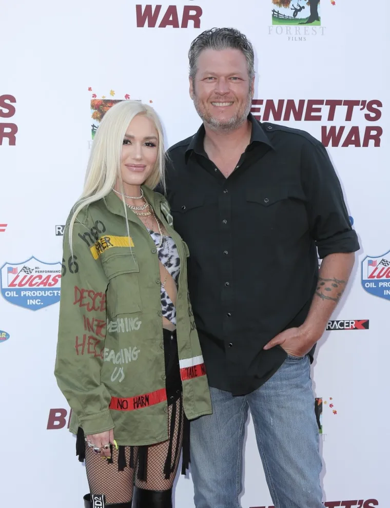 Blake Shelton i Gwen Stefani - Njih dvoje upoznali su se dok su oboje bili članovi žirija u sklopu The Voicea. Shelton je u to vrijeme bio u braku s Mirandom Lambert, a Stefani je još uvijek bila udana za Gavina Rossdalea. 2015. godine oboje su predali zahtjeve za razvod braka u razmaku od mjesec dana. Svoju su vezu potvrdili u studenom iste godine. 
