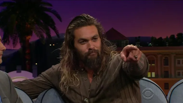 Kada je Momoa prvi put ugledao Lisu Bonet, bila je to ljubav na prvi pogled, ali ne kao što mislite. Osamdesetih su u Americi svi gledali kultnu seriju &quot;The Cosby Show&quot;, a upravo u toj seriji Momoa je ugledao svoju buduću ženu koja je utjelovila lik Denise Huxtable. Ta joj je uloga pokrenula cijelu glumačku karijeru. Momoa je tada još bio klinac, ali je odmah znao da će ta djevojka biti njegova žena.

&quot;Kada sam imao osam godina i vidio je na TV-u, odmah sam rekao mami, želim je. Uhodit ću je do kraja života i uhvatit ću je&quot;, rekao je Momoa Jamesu Cordenu u epizodi The Late Show 2017. Tako je i bilo. Momoa je pronašao Bonet i tako je dobio svoju djevojku iz snova.