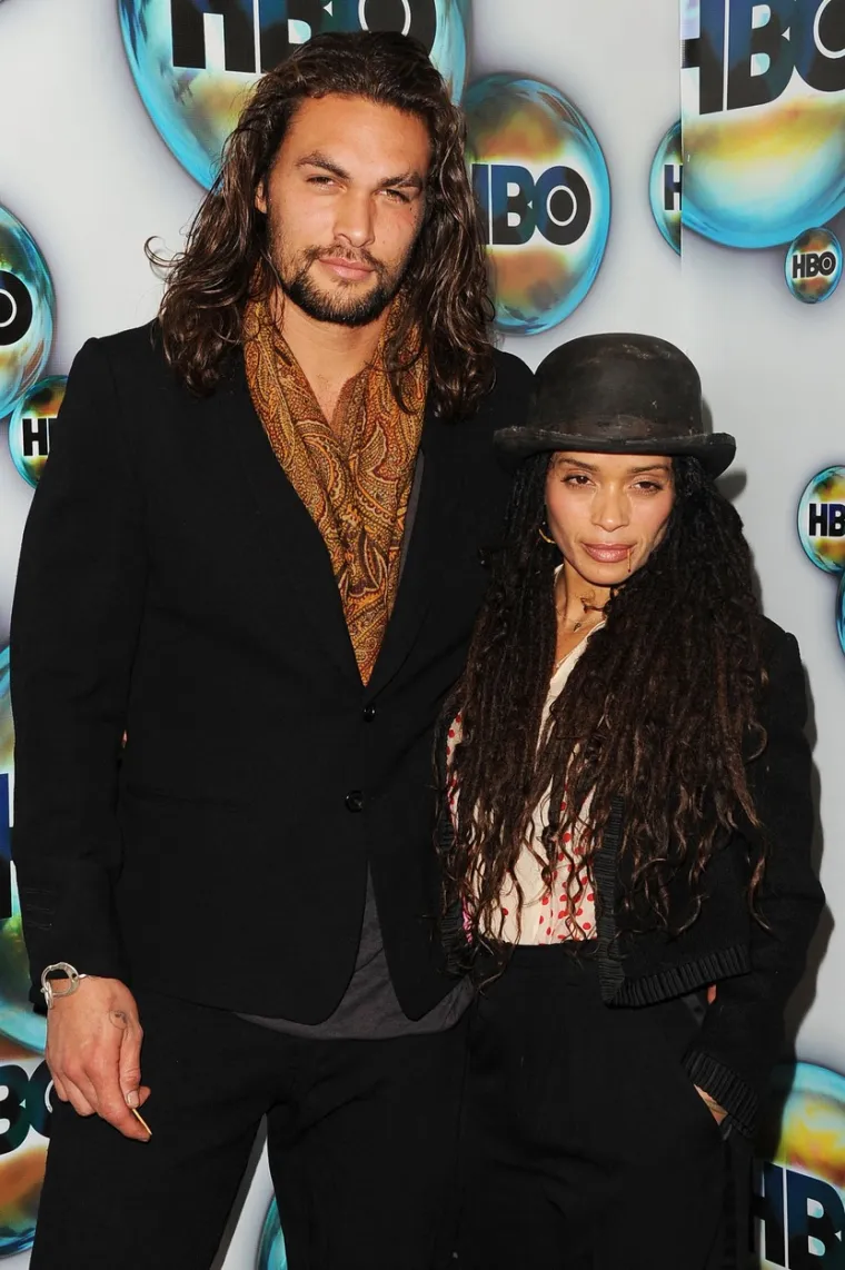 Godine 2005. Jason Momoa i Lisa Bonet upoznali su se u jazz klubu u New Yorku zahvaljujući zajedničkim prijateljima. S obzirom na njegovu simpatiju prema njoj sve te godine, razumljivo je da je glumac bio ekstatičan. Čak je za tu priliku odlučio napraviti frizuru. 

&quot;Slučajno smo se našli na pravom mjestu u pravo vrijeme&quot;, rekao je Momoa Cordenu u emisiji. &quot;Zapravo sam se bojao svoje kose zbog nje. Imao sam dreadlockse, ona je imala dreadlockse. Doslovno sam se okrenuo i vidio sam je da dolazi, predstavila mi se, a ja sam se okrenuo svojoj prijateljici i pravio sam se da vrištim. Toliko sam bio uzbuđen, čovječe. Uvjerio sam je da me odvede kući, jer živim u hotelu&quot;, ispričao je Momoa u emisiji. Bonet i Momoa svratili su u kafić gdje su pili Guinness (Momoin favorit) i jeli žgance. I tada se dogodila ljubav.