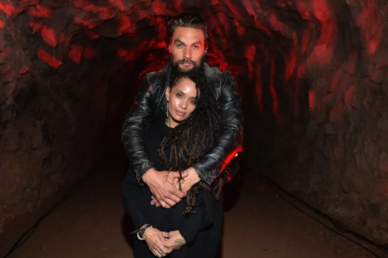 &quot;To je prava ljubav. Vidjeti ih kako rastu, učiti od njih, poučavati ih, to je jednostavno najbolja stvar na svijetu&quot;, osvrnuo se Momoa na roditeljstvo za magazin People. Bonet je u intervjuu za Porter, govorila samo lijepe stvari o svom &quot;alfa mužjaku koji se zalaže za ljubav i obitelj. Jason utjelovljuje rijedak oblik muškosti u današnje vrijeme - on je vođa; on je velikodušan. Samo u smislu karizme, tjelesne građe, ispravnog korištenja moći, odgovornosti, radne etike...&quot;, rekla je. 

Ovaj par svoju je obitelj ujedinio na najbolji mogući način, a dokaz tome je i ime Zoëinog benda &quot;Lolawolf&quot;, koji je nazvala po bratu i sestri. Bivši suprug Lise Bonet, Lenny, je blizak prijatelj i s Lisom i s Momoom. Dva oca čak nose iste prstene koji nalikuju na lubanju.