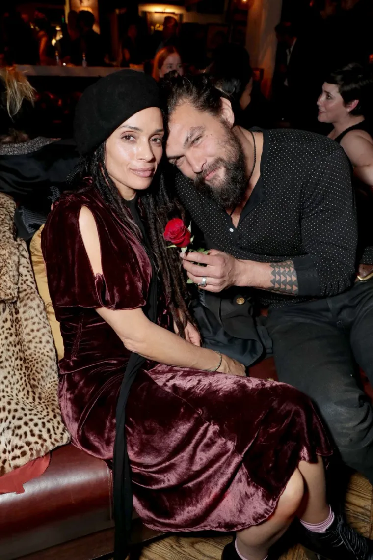 Bilo kako bilo, čini se da će Momoa i Bonet ipak ostati dobri prijatelji i nakon razvoda. Veza ovog para trajala je 16 godina, a na Instagramu su se obratili i svojim pratiteljima: "Ljubav između nas se nastavlja, razvija se na način na koji želi da bude prepoznata i živa. Oslobodili smo jedno drugo da budemo ono &scaron;to učimo postati&hellip; Nepokolebljivo odani ovom svetom životu i na&scaron;oj djeci", istaknuli su.