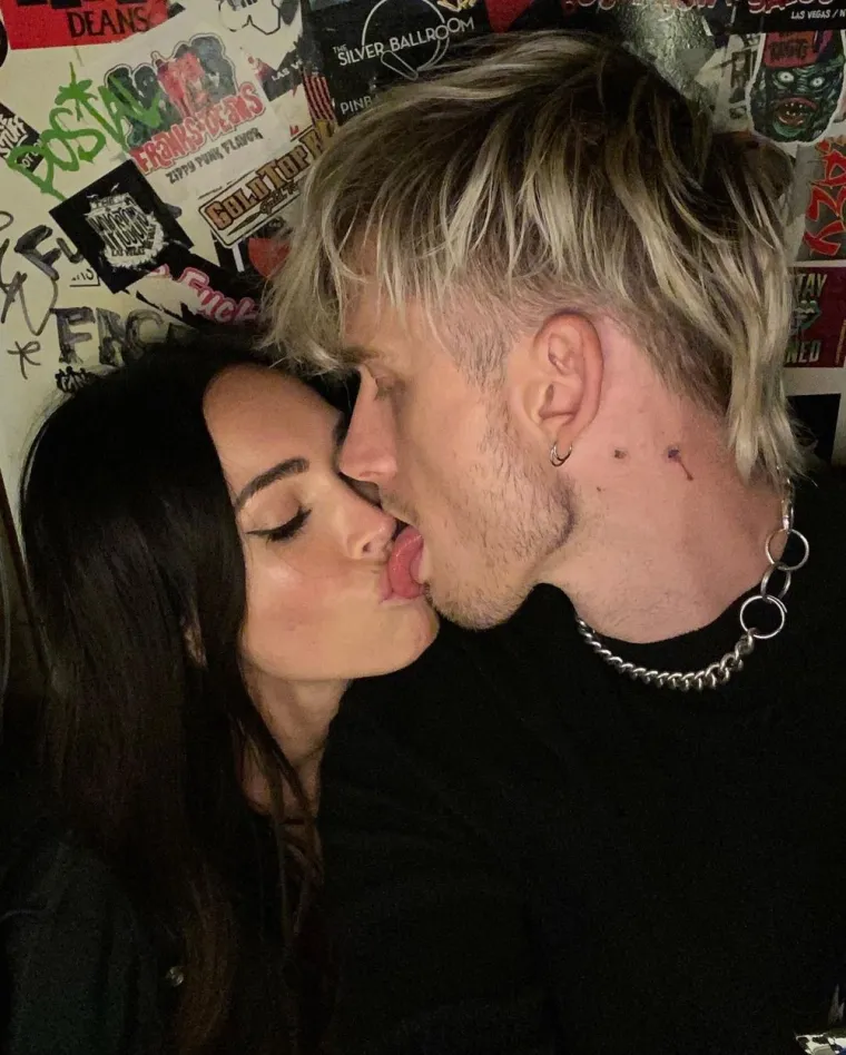 Megan je povodom zaruka na svom Instagram profilu objavila video uz koji je napisala: &quot;U srpnju 2020. sjedili smo ispod ovog stabla. Tražili smo magiju. Nismo bili svjesni boli s kojom ćemo se zajedno suočiti u tako kratkom razdoblju. Nesvjesni posla i odricanja koje bi odnos zahtijevao od nas, ali opijeni ljubavlju&quot;.